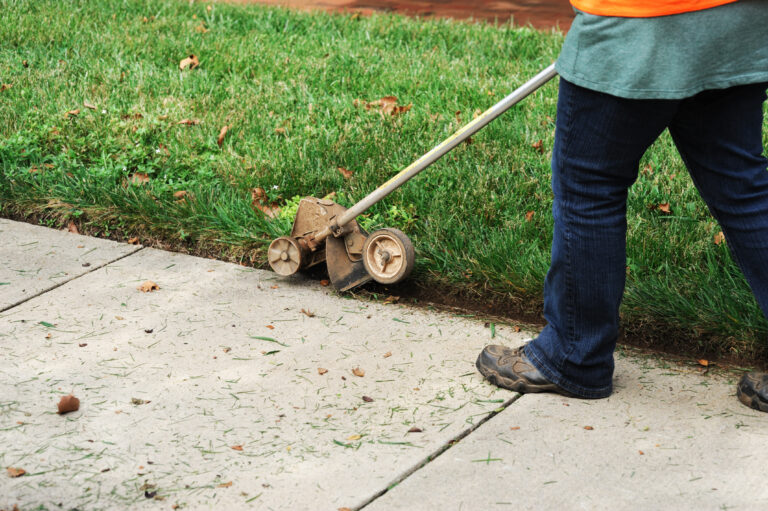 Trim,The,Lawn,Edge